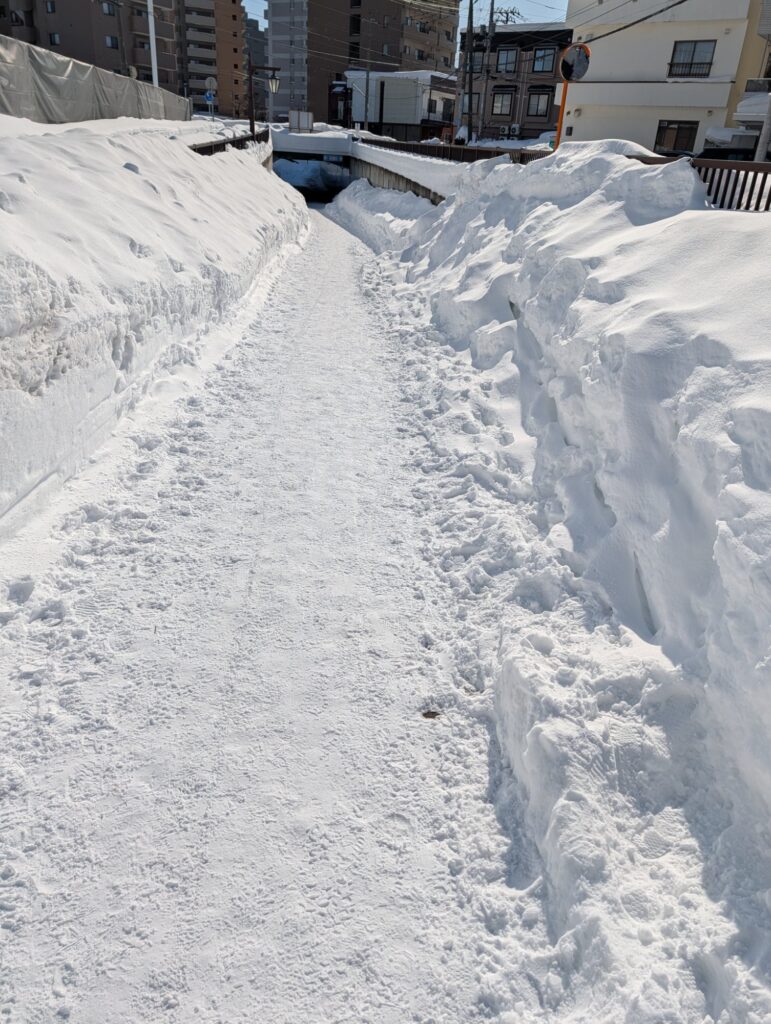 こころーどのアンダーパスを望んでいる下り坂で、道が一部狭くなっている箇所がある